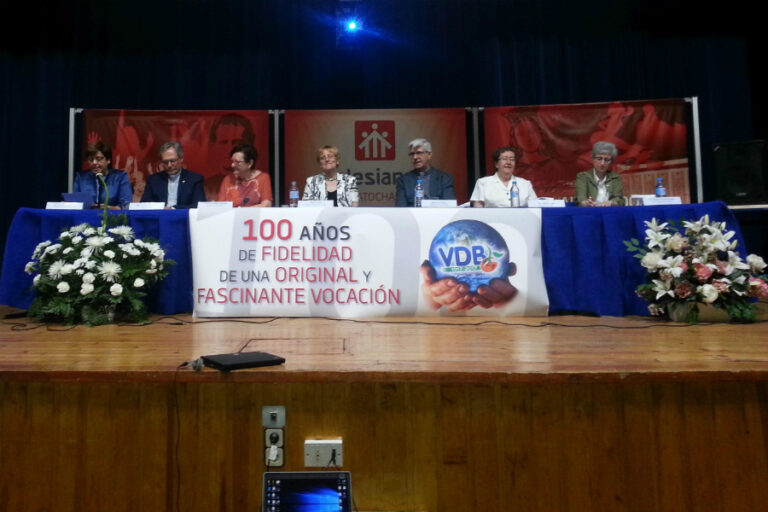100 años de fidelidad de una original y fascinante vocación