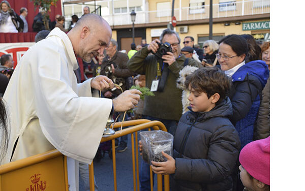 Miles de valencianos acuden a los Salesianos de la calle Sagunto para la bendición de animales