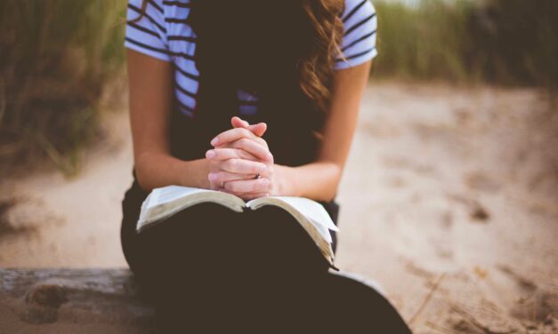 La Biblia, indispensable para educar a los jóvenes en la fe