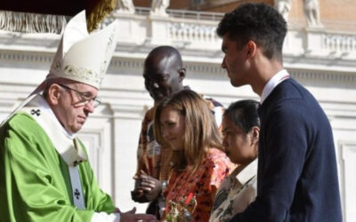 Papa Francisco: «Nuestros jóvenes nos invitan a asumir junto a ellos el presente con mayor compromiso»