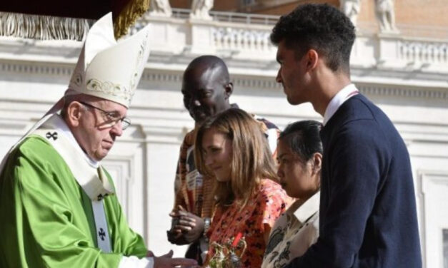 Papa Francisco: «Nuestros jóvenes nos invitan a asumir junto a ellos el presente con mayor compromiso»