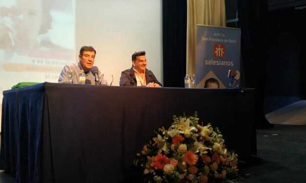 El juez de Menores Emilio Calatayud profundiza en el binomio familia y escuela durante el encuentro de AMPAS Salesianas