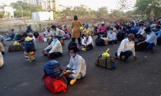 Salesianos en India entregan a migrantes la única comida que tendrán para sus largos viajes
