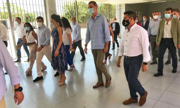 Los Reyes conocen la labor salesiana en el Polígono Sur durante su visita a Sevilla