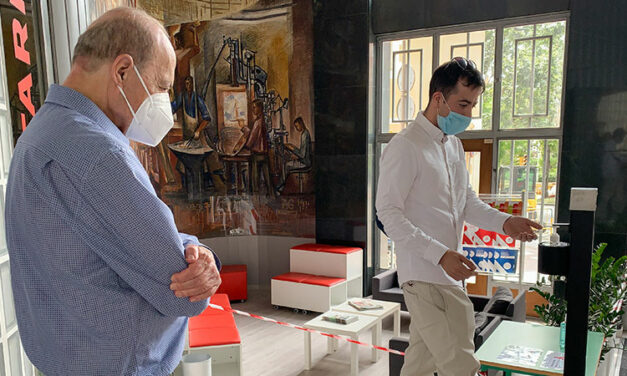 Un alumno de Salesianos Sarriá diseña y patenta un dispensador de gel de pie