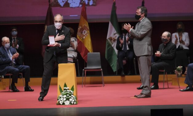 El Colegio Mayor San Juan Bosco recibe la Medalla de la Ciudad de Sevilla por sus 75 años de vida