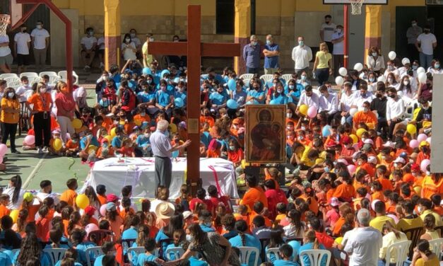 Los jóvenes de las casas salesianas reciben a la Cruz de la JMJ en su peregrinación por España