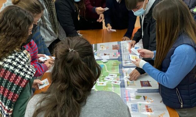 Alumnado de Salesianos Triana debate sobre cómo actuar frente a los prejuicios y la importancia del trabajo cooperativo