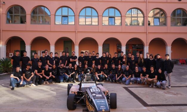 Una cincuentena de estudiantes de la EUSS diseñan un nuevo coche de carreras para competir en el Formula Student