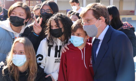 El alcalde de Madrid visita Salesianos Estrecho en el día de Don Bosco