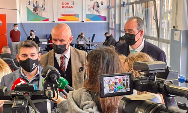 L’alcalde de Sevilla coneix la labor salesiana al Polígono Sur