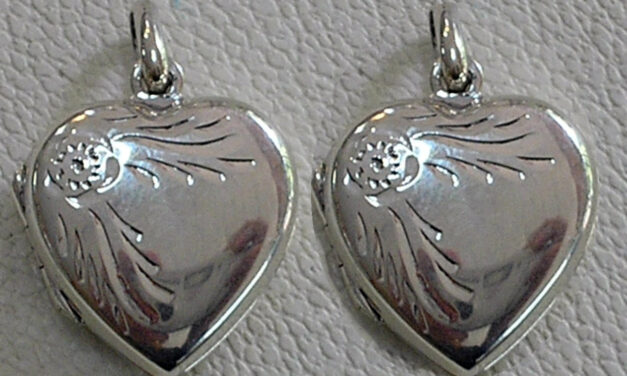 Dos corazones de plata