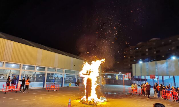 Les falles escolars de València i Borriana reprenen la presencialitat apostant pel compromís amb Ucraïna