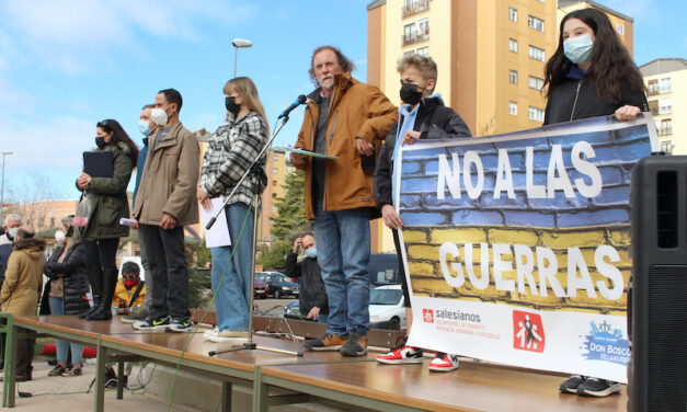 Mas de 300 personas participaron, en Villamuriel de Cerrato, en la concentración silenciosa y plegaría por la paz