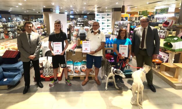 La Germandat de sant Antoni Abat i el Corte Inglés lliuren les donacions per a mascotes recollides en la Gran Recollida Virtual d’Aliments
