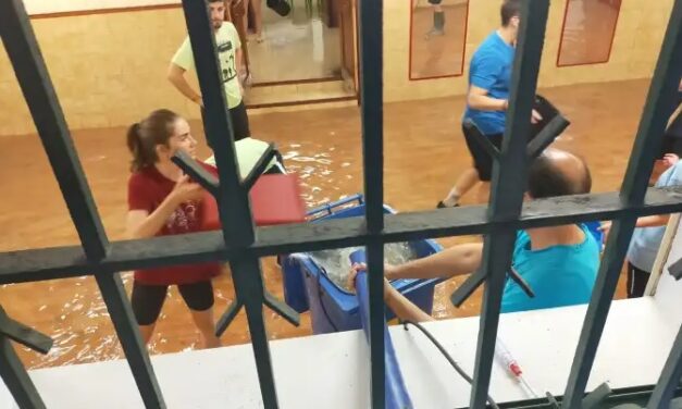 La resposta juvenil davant una emergència via WhatsApp: “SOS, el Club Amigos s’està inundant”.