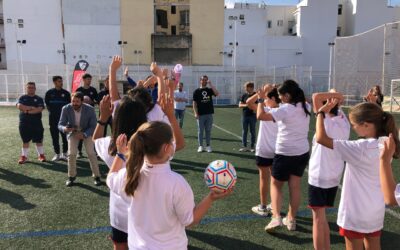 Salesianos Santísima Trinidad recibe la donación de balones sonoros por parte del Sevilla Fútbol Club dentro del proyecto ‘White Flag’