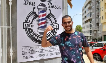 Yassin Halim, un joven que fue atendido por la Fundación Don Bosco, bautiza con el mismo nombre su nueva peluquería