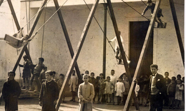 Foto con Historia: Columpios en el oratorio de Triana