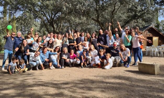 Linares i Úbeda uneixen les seves veus per recordar que ‘somriure és fàcil’