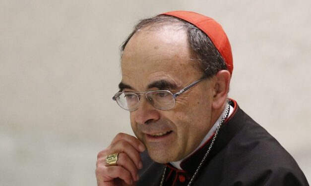 El cardenal que se pone a la cola