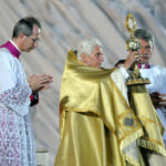 Aquel silencio orante en el barro (recordando a Benedicto XVI)