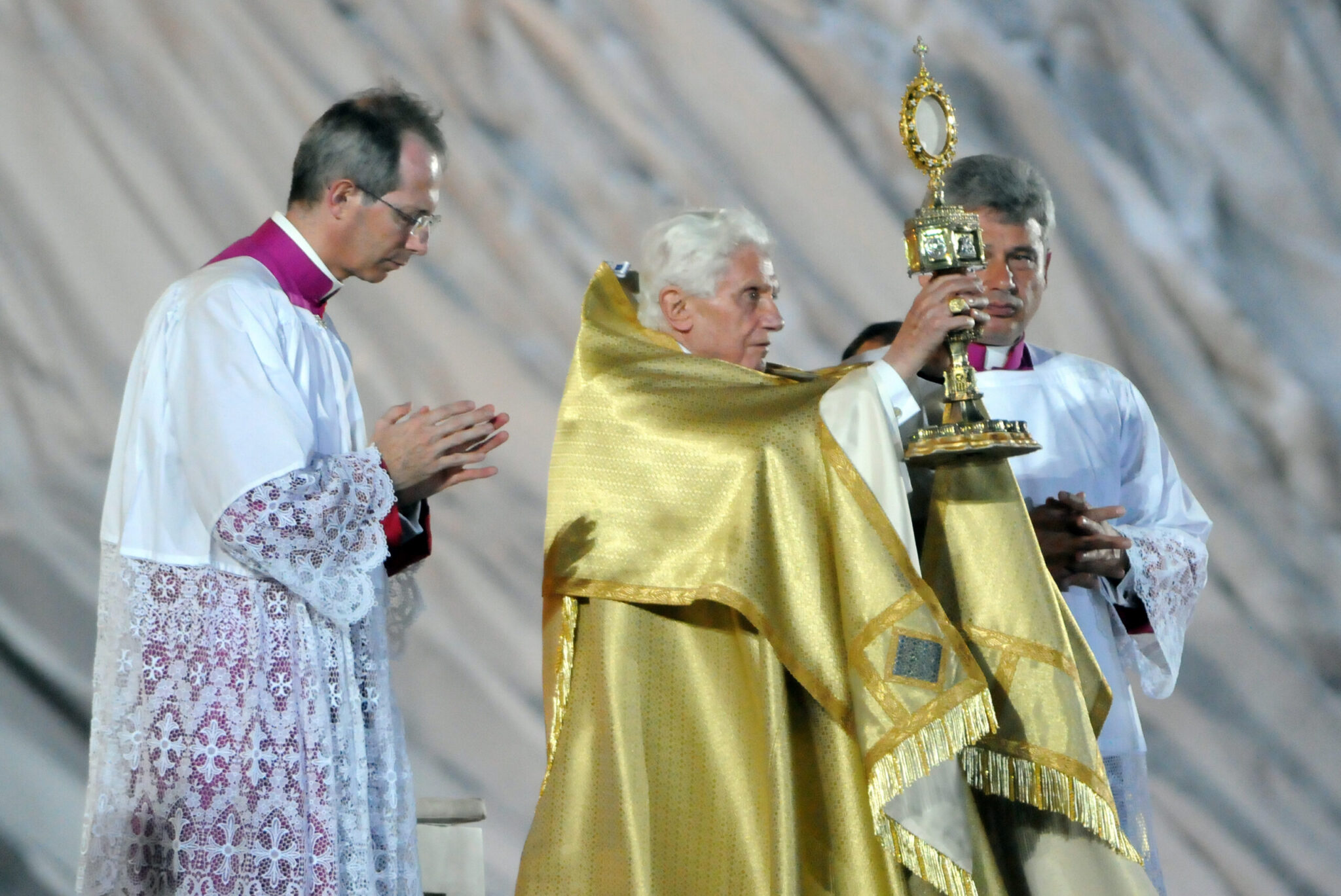 Aquel silencio orante en el barro (recordando a Benedicto XVI) - Salesianos  España