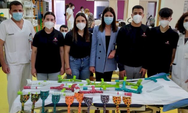 El Hospital General Universitario de Elche recibe del Colegio Salesianos muletas infantiles decoradas para los pacientes de Rehabilitación