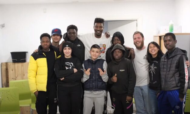 Jóvenes de Salesianos Girona entrevistan a Lamin Sima, ex jugador profesional de baloncesto y un referente en el barrio de Santa Eugènia-Can Gibert