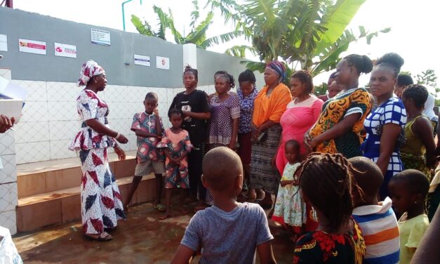 L’aigua potable disponible per a les famílies del barri de Imowo-Kekere d’Ikorodu, a Lagos, Nigèria