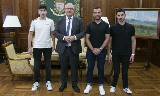 Ibai Goicoetxea Fonseca, alumno de Salesianos Pamplona, recibido por el Alcalde de Pamplona