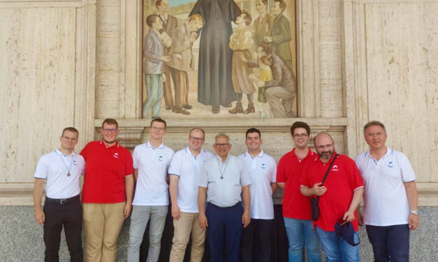 Dos jóvenes de la inspectoría María Auxiliadora estudian italiano en el Colle Don Bosco antes de comenzar el noviciado salesiano