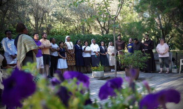 4 joves salesians en una experiència intercongregacional per preparar els vots perpetus