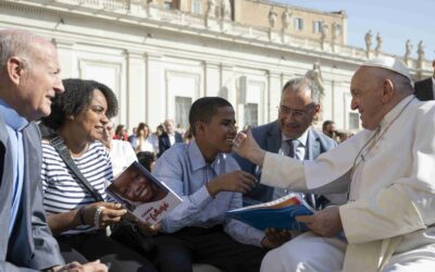 El Papa conoce a los protagonistas de ‘Canillitas’ y bendice labor salesiana con menores trabajadores