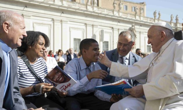 El Papa conoce a los protagonistas de ‘Canillitas’ y bendice labor salesiana con menores trabajadores