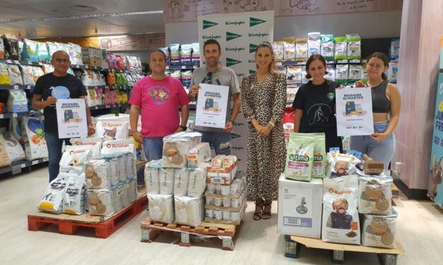 La Germandat de sant Antoni Abat i el Corte Inglés lliuren les donacions per a mascotes recollides en la Gran Recollida Virtual d’Aliments