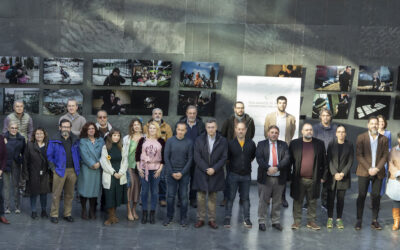 La exposición “La vida en una maleta” en el Parlamento de Navarra