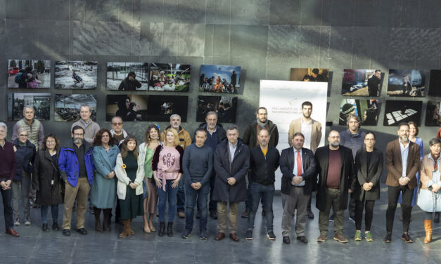 La exposición “La vida en una maleta” en el Parlamento de Navarra