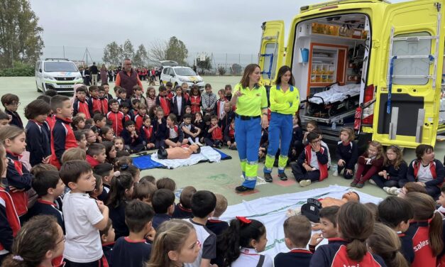 Bomberos, sanitarios y policías se convierten en profesores del Colegio Salesiano de Mérida