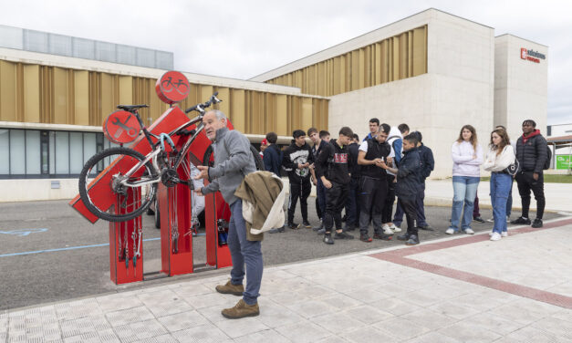 Salesianos Pamplona coloca una estación de reparación de bicicletas