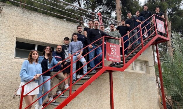 Alumnat de Salesians Elx crea un punt de recàrrega de patinets elèctrics