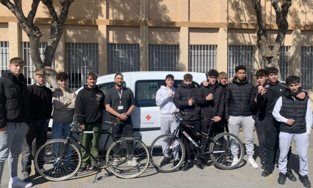 Las Bicis Solidarias de Salesianos Elche siguen repartiendo sonrisas