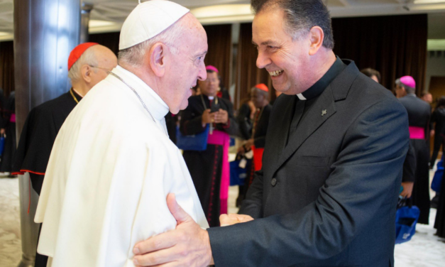 El Rector Mayor recibe al Papa en la Universidad Pontificia Salesiana