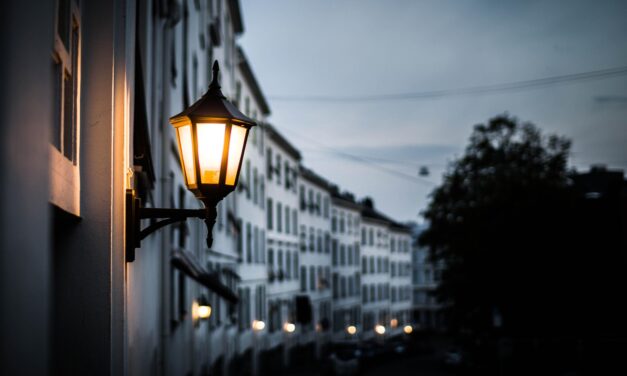 «A la luz de una farola»