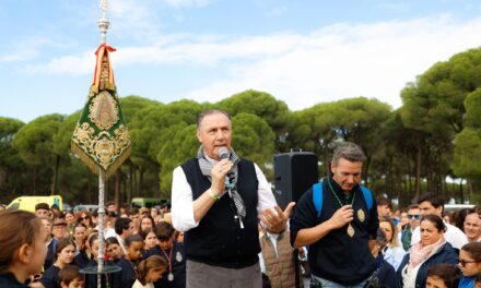 El cardenal Ángel Fernández Artime testigo de excepción de la peregrinación de jóvenes rocieros