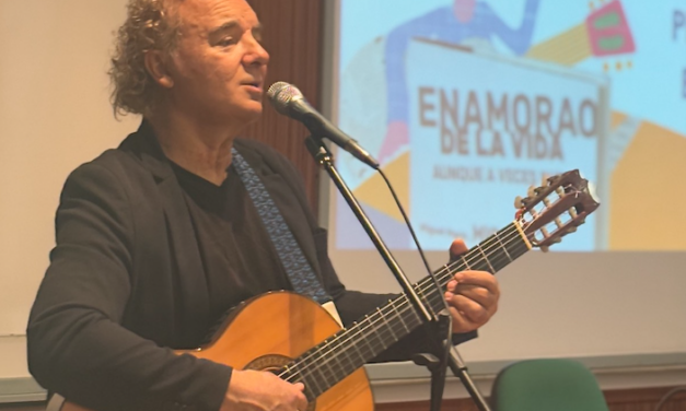 El cantautor Migueli firma ejemplares de su libro en Salesianos Deusto
