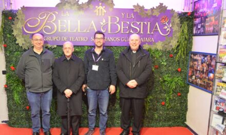 El obispo de Sigüenza-Guadalajara disfruta de la 5ª representación del musical «La Bella y la Bestia»