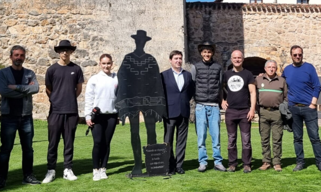 Salesianos Deusto entrega una silueta de Clint Eastwood al Museo Carlo Simi-Sad Hill