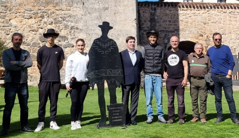 Alumnos entregan una silueta de Clint Eastwood al Museo Sad Hill