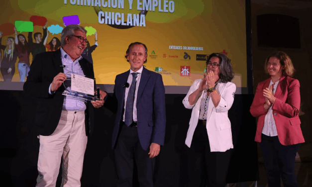 El alcalde de Chiclana rinde homenaje a Juan José Jiménez Zarco por su labor al frente de Salesianos Campano